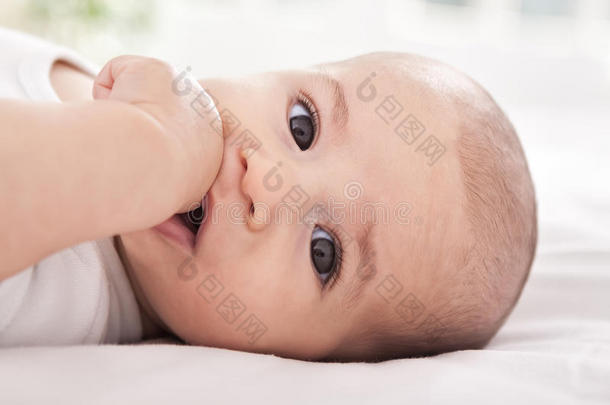 漂亮可爱的宝宝把拇指放在嘴里