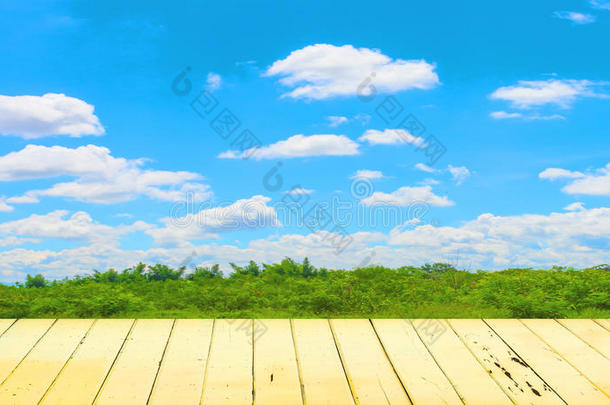 湛蓝的天空和木地板，背景