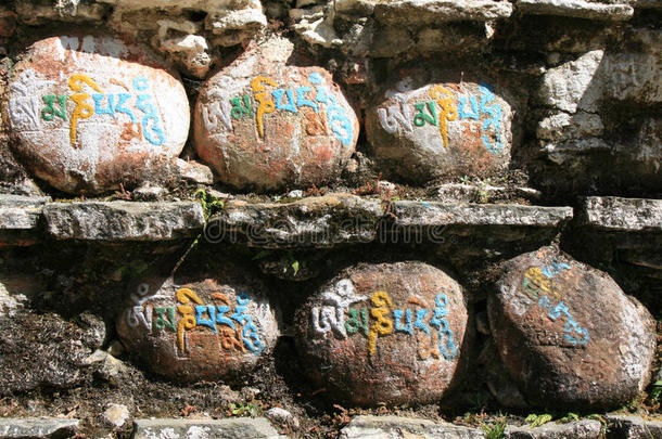 不丹的石头上刻着藏族的标志