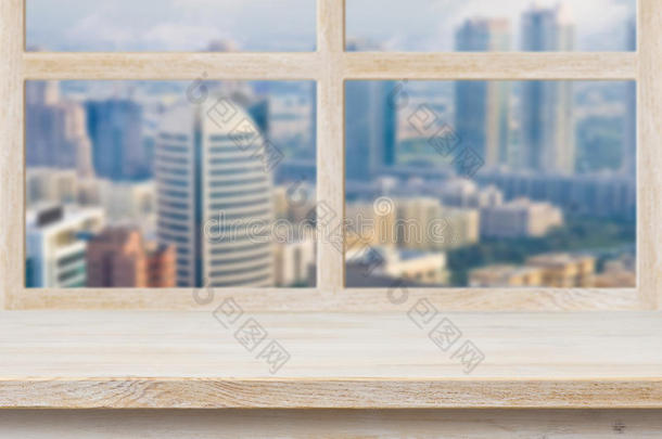 模糊的城市景观槽窗上的木窗台