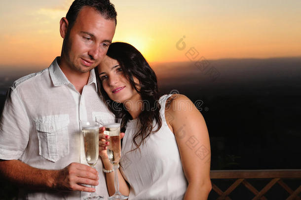 浪漫情侣在夕阳下举杯