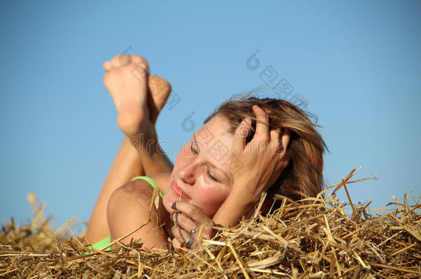 在干草堆里休息的农家女孩