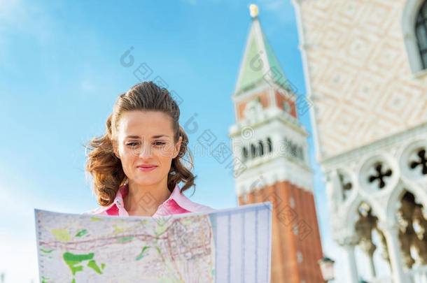 意大利威尼斯，一位妇女在看地图