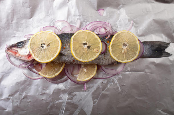 用柠檬和洋葱在锡纸上烤的鱼