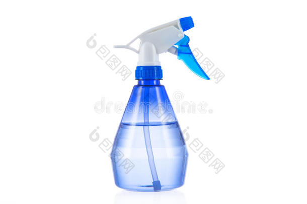 蓝色塑料喷雾瓶隔离在白色背景上