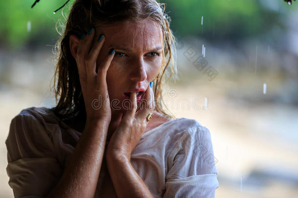 雨中沙滩上的金发女郎