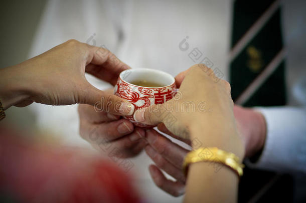 中国婚礼茶道传统红茶茶杯盘新娘服侍父亲