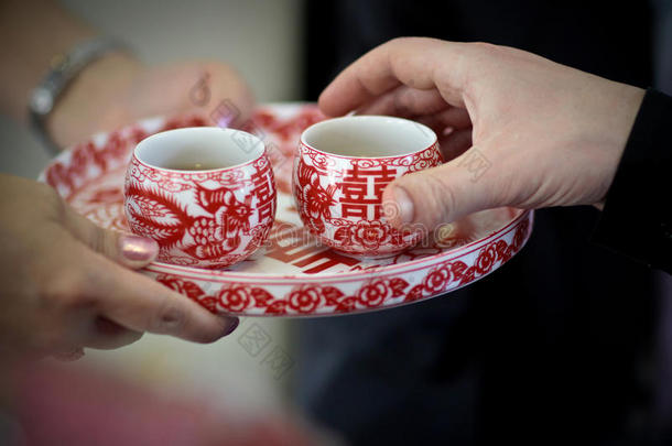 中国婚礼茶道传统红茶茶杯盘新娘服侍父亲
