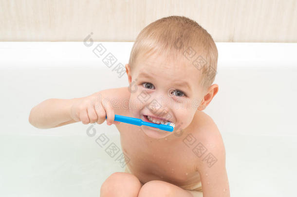 一个小男孩用蓝色刷子刷牙