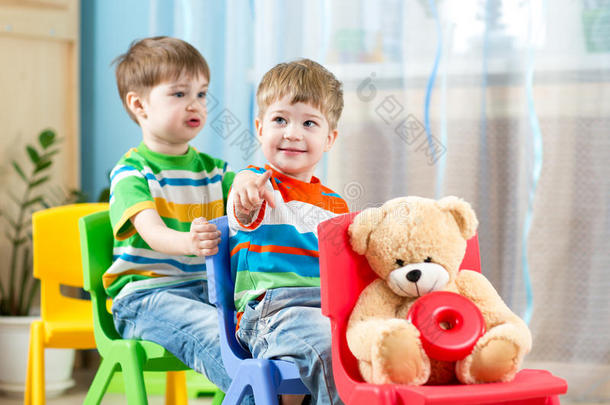两个小男孩在托儿所玩角色游戏