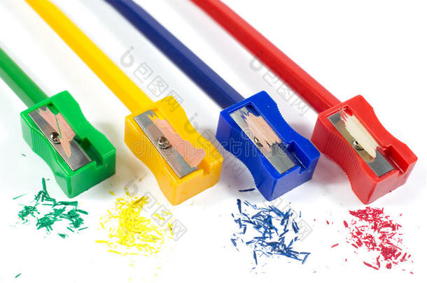 绿色，黄色，蓝色和红色<strong>铅笔刀</strong>削尖<strong>铅</strong>笔与彩色<strong>铅</strong>笔刨花隔离白色