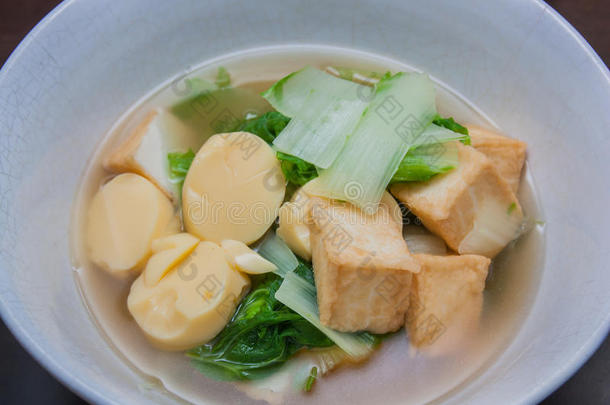 鱼豆腐蛋豆腐蔬菜汤。