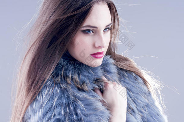 穿皮草大衣的冬季时尚女人。