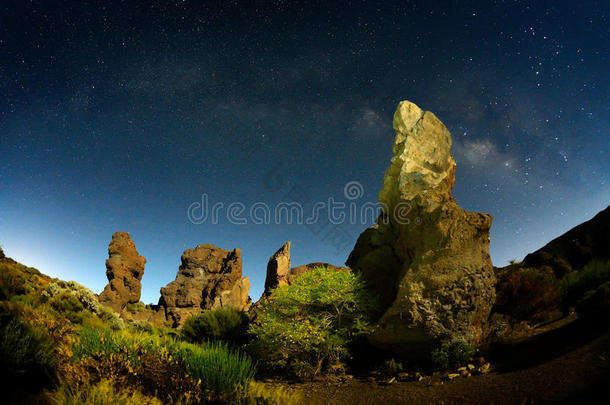 特内里费泰德陨石坑的夜空和银河系