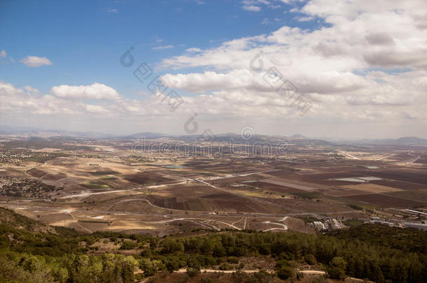 梅吉多山谷，世界末日战场，空旷的田野，多云的天空，以色列