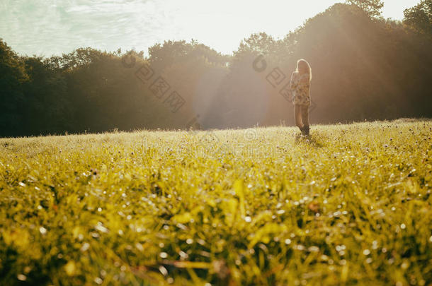 日出森林背景下的自由女青年剪影