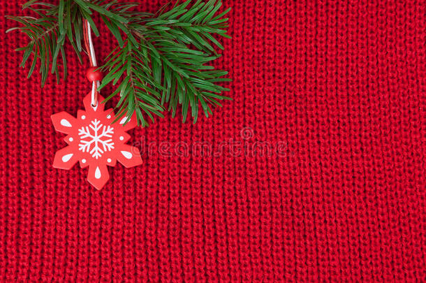 红色羊毛针织物上的圣诞装饰