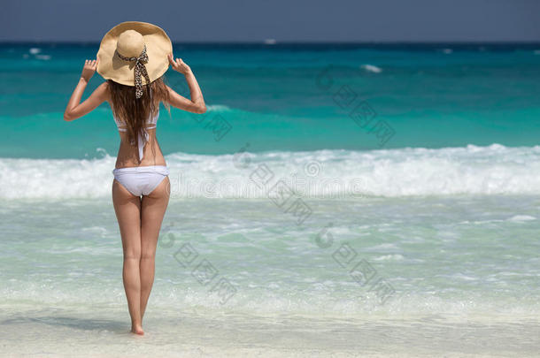 在热带海滩晒太阳的青<strong>铜色</strong>女人
