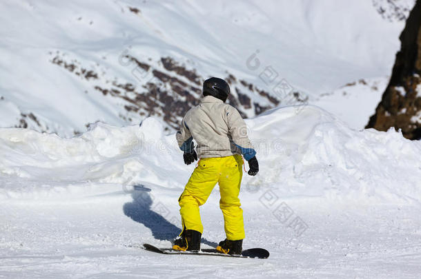 奥地利因斯布鲁克山地滑雪度假村的滑雪者