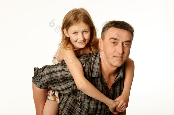 <strong>十二岁</strong>的女儿抱着坐在他背上的父亲