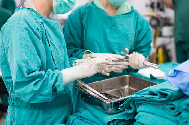 擦洗护士准备心脏直视手术的医疗器械