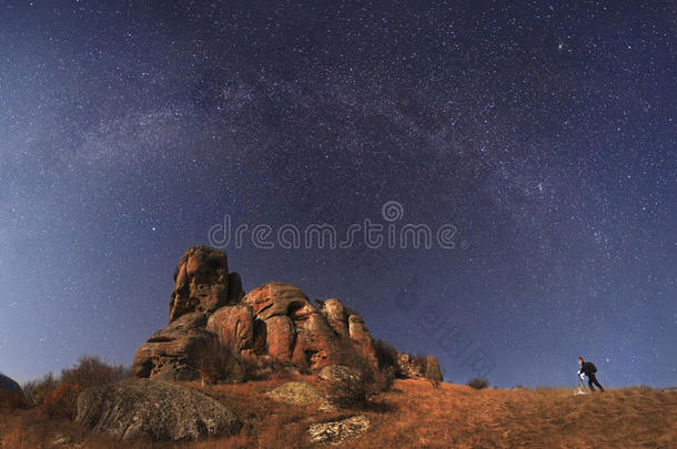 风景摄影师拍摄群山和令人惊叹的星空