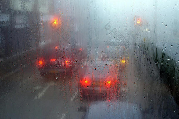 英国红绿灯雨中的交通