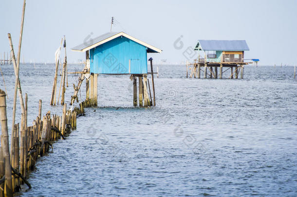 一个海边的小屋，用来保护养殖的贝壳和牡蛎不受感染