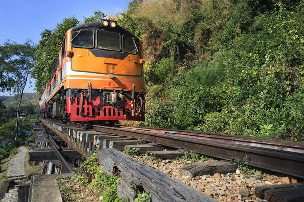列车运行在死亡铁路轨道上穿越泰国坎查纳布里的葵河这条铁路是世界上重要的目的地