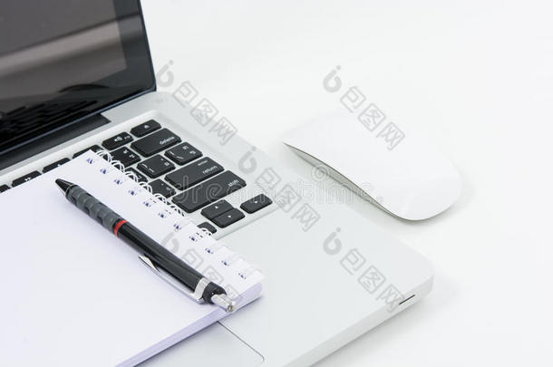空白商务笔记本电脑、鼠标、笔、眼镜和便条