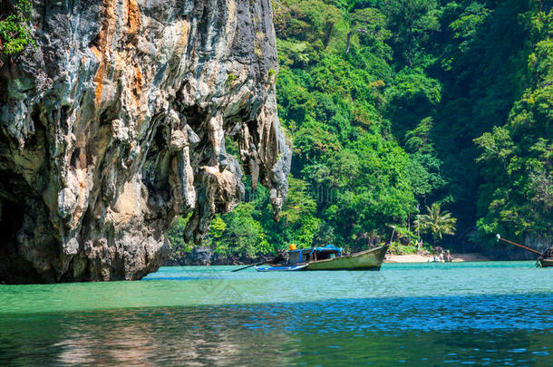 泰国攀牙湾巨大的石灰岩悬崖
