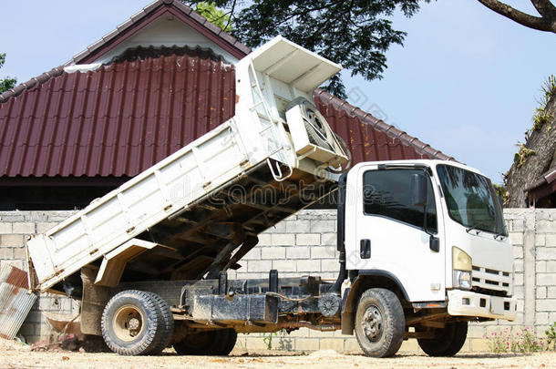 自卸汽车在建筑工地，卡车在建筑工地在陆地上