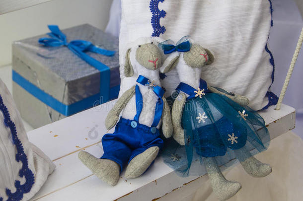 玩具娃娃泰迪一对羊男孩和女孩象征着新年