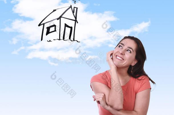 快乐拉丁女人梦想新房子房地产概念