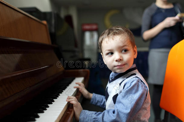 <strong>弹钢琴</strong>的男孩