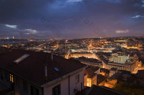 里斯本城在夜间从高处俯瞰