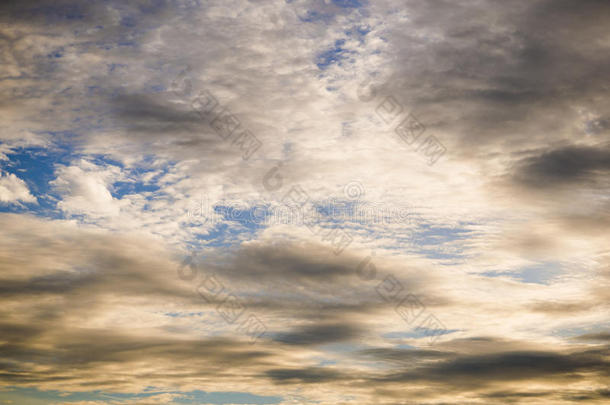 夏季多云的天空