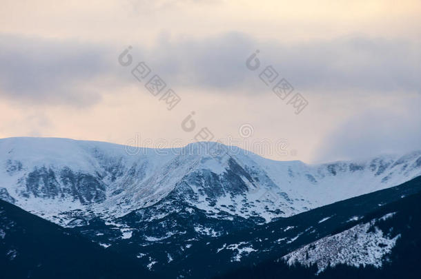 欧洲冬季积雪覆盖的山峰。