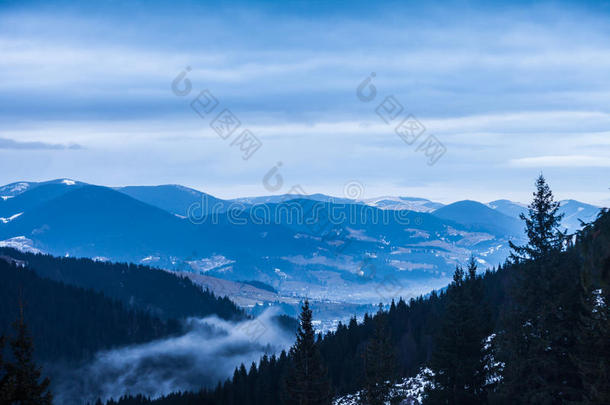 欧洲冬季积雪覆盖的山峰。