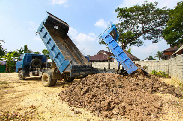 自卸汽车在建筑工地，卡车在建筑工地在陆地上