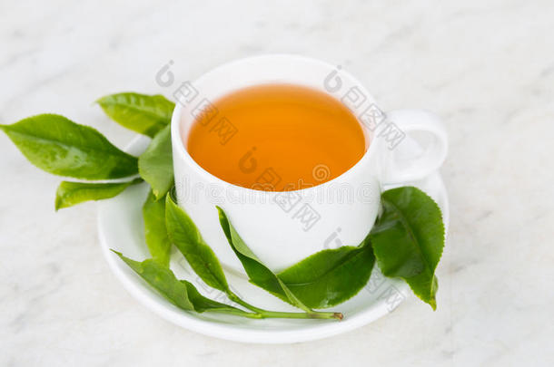 一杯带新鲜茶叶的茶