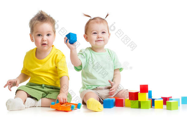 可爱的小朋友在玩五颜六色的玩具