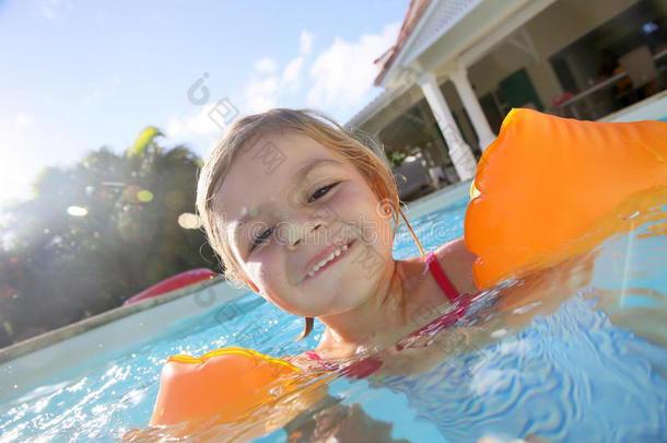 在游泳池里玩耍的小女孩