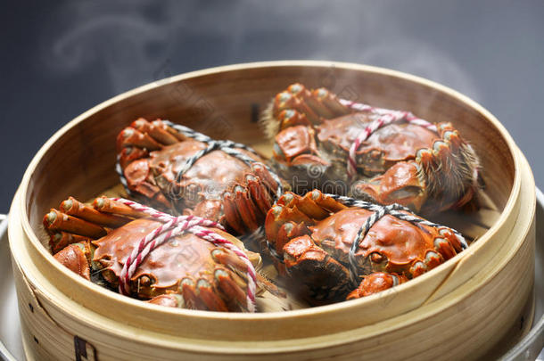 热气腾腾的上海<strong>大闸蟹</strong>，中国菜