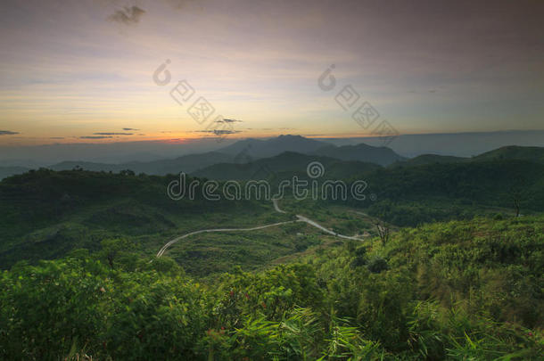 自然山川与乡村公路穿越的景观景观