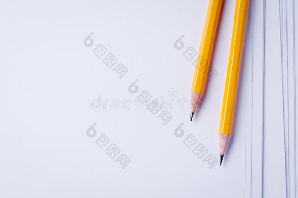 空<strong>白纸</strong>和边上有皱<strong>折</strong>纸的钢笔