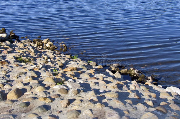 多岩石的河岸。水边