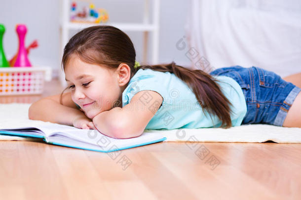 小女孩正在看书