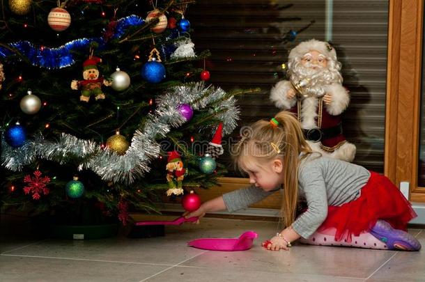 圣诞<strong>树下</strong>的女孩在清洗针头