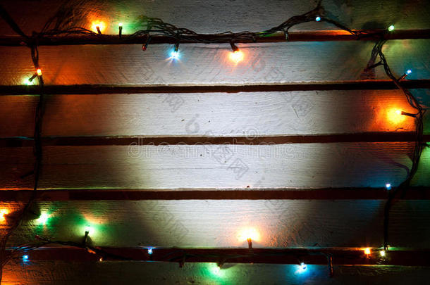 圣诞彩灯，木质背景，带复印空间